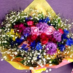 華やかな花束。カスミソウは必ず入れるべし。｜「花工房　浪漫」　（愛知県小牧市の花キューピット加盟店 花屋）のブログ