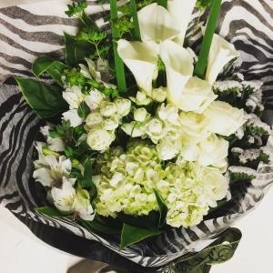 お誕生日の白い花束。｜「花工房　浪漫」　（愛知県小牧市の花キューピット加盟店 花屋）のブログ