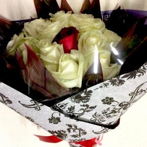 白い薔薇の真ん中に｜「花工房　浪漫」　（愛知県小牧市の花キューピット加盟店 花屋）のブログ