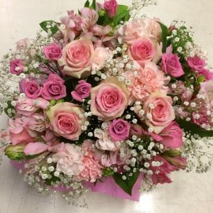 可愛いバラが中心のピンクアレンジメント。｜「花工房　浪漫」　（愛知県小牧市の花キューピット加盟店 花屋）のブログ