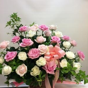 優しい色のバラでアレンジメント。｜「花工房　浪漫」　（愛知県小牧市の花キューピット加盟店 花屋）のブログ