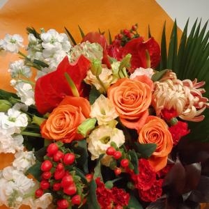 赤オレンジ系の花束｜「花工房　浪漫」　（愛知県小牧市の花キューピット加盟店 花屋）のブログ