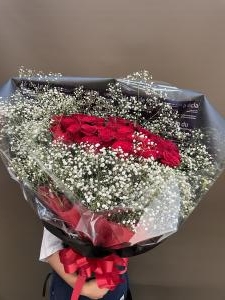 赤いバラとかすみ草の花束。お誕生日の数だけモリモリなお花です。｜「花工房　浪漫」　（愛知県小牧市の花キューピット加盟店 花屋）のブログ