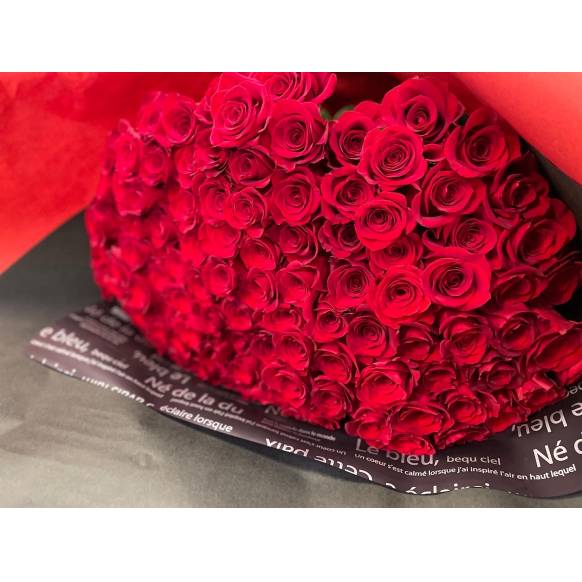 プロポーズに…108本の赤い薔薇の花束
